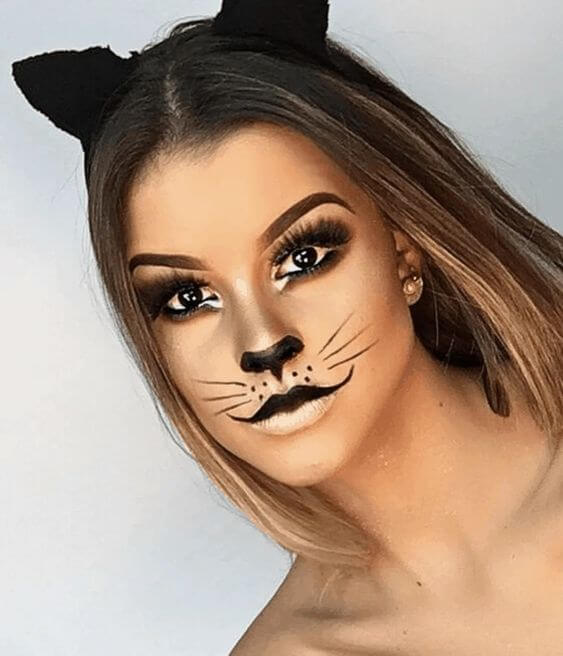 Mulher loira com maquiagem de gato e orelhas de gato