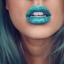 Lábios com glitter azul