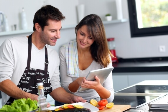 Casal cozinhando junto