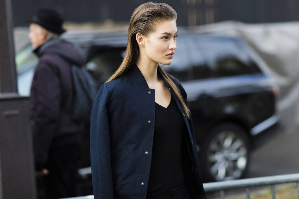 Slicked Back:  Como fazer? Mulher loira com o cabelo penteado para trás