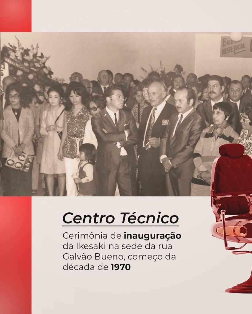 Inauguração Centro Técnico Ikesaki - na parte superior da imagem uma foto antiga, em preto e branco na inauguração, homens e mulheres vestidos com roupa social. Na parte inferior, fundo branco e texto em preto "Cerimônia de Inauguração da Ikesaki na Rua Galvão Bueno , no início da década de 70. 