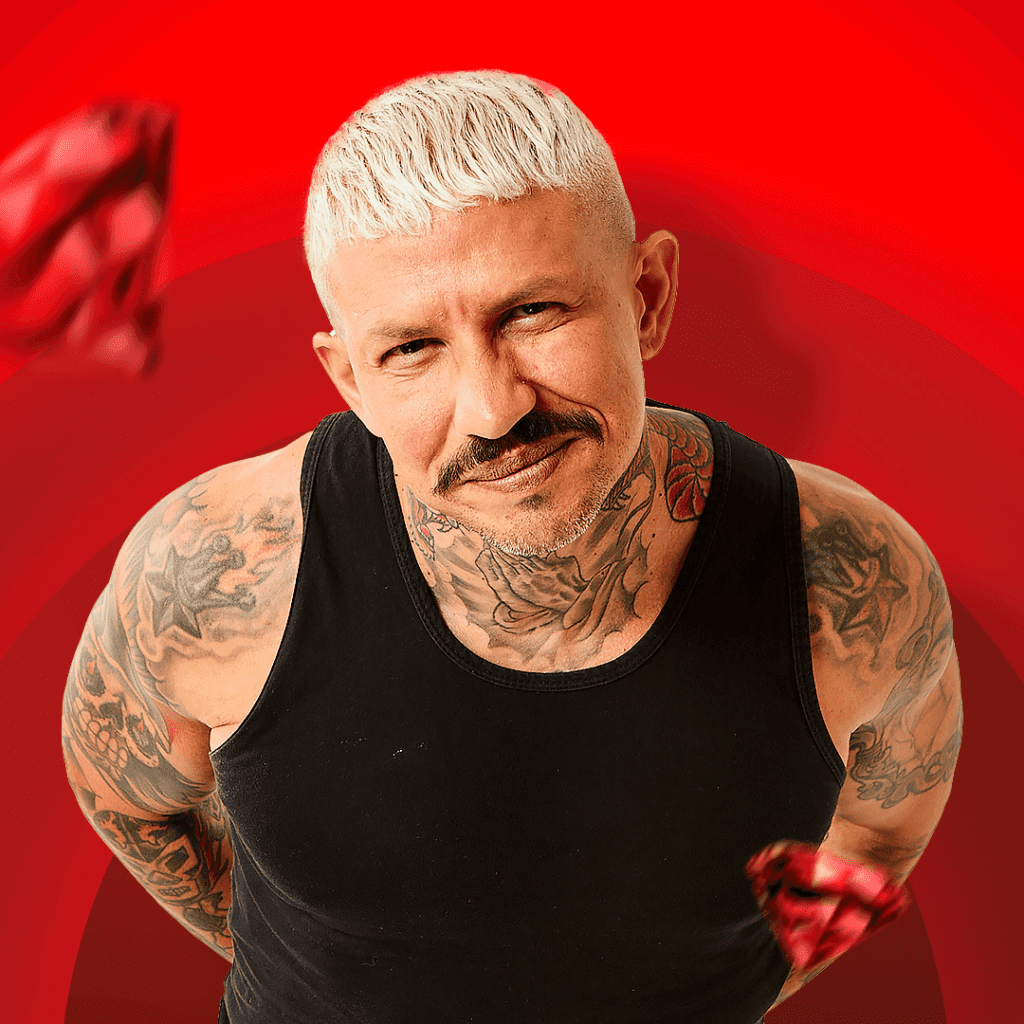 Fundo vermelho, diamante vermelho no canto superior esquerdo e no canto inferior direito, ao centro homem de regata, cabelo descolorido, bigode, peito e braços tatuados, com os braços para trás e o corpo inclinado para a frente 